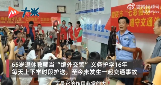 老师目睹学生车祸后在原地站岗16年:如今已是两鬓斑白