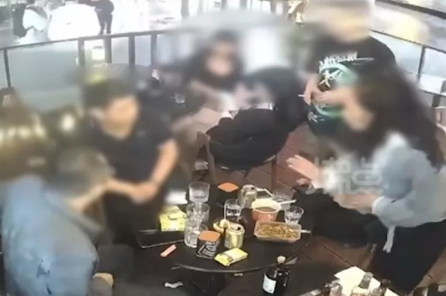 酒吧老板掀桌阻止男子调戏邻桌女孩