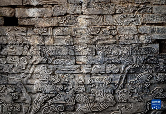 这是巨幅石雕祥瑞壁画上的海马瑞兽（9月21日摄）。新华社记者 李安 摄