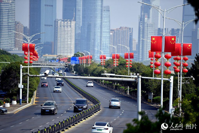 9月28日，江西南昌赣江大道两旁，挂上了鲜艳的五星红旗。人民网 时雨摄