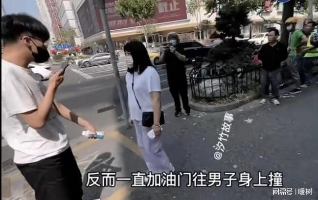南京女子骑车闯红灯连撞行人 路人上前理论后被撕烂衣服