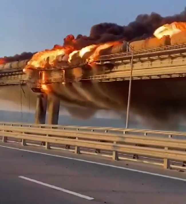 克里米亚大桥火灾最进展：起火车体被拖走