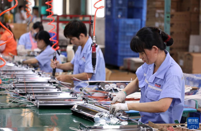 广东世联电器员工在电暖器生产线工作（9月29日摄）。