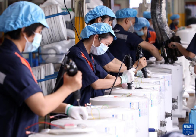 广东万和电气工人在生产线作业（9月30日摄）。