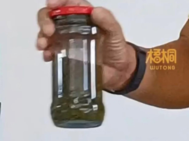 大学老师用老干妈罐子喝水 网友:隐藏的大人物!