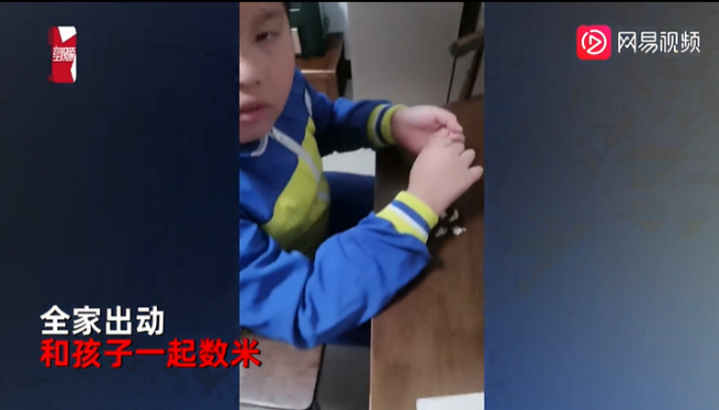 老师布置数一万粒米 全家出动帮数