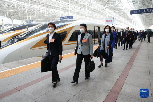 10月13日，来自内蒙古自治区的党的二十大代表乘高铁抵达北京北站。这是当日首个抵京的京外代表团。新华社记者 张玉薇 摄