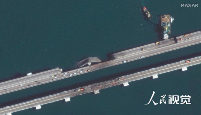 当地时间2022年10月12日，卫星图像显示克里米亚大桥上的交通和维修工作。克里米亚大桥连接克里米亚半岛和俄罗斯，横跨黑海和亚速海之间的海峡。10月8日，这座桥发生爆炸，造成部分路面损坏。