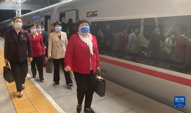 10月13日，来自河北省的党的二十大代表乘高铁抵达北京西站。新华社记者 王思北 摄