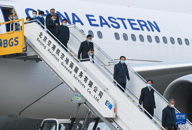 10月13日，来自陕西省的党的二十大代表乘飞机抵达北京首都国际机场。新华社记者 张豪夫 摄