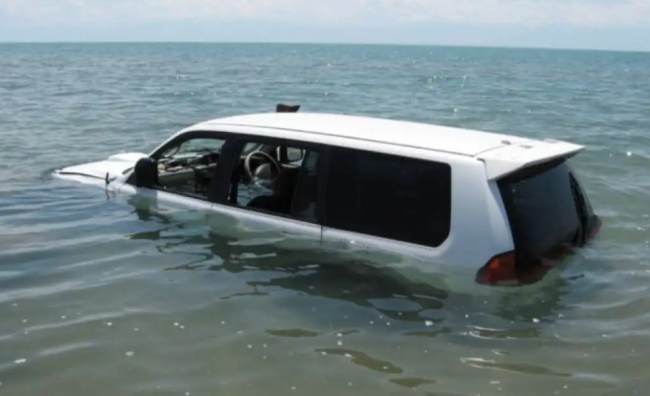 车主将车停海滩 涨潮被淹索赔遭拒 法院：不用赔