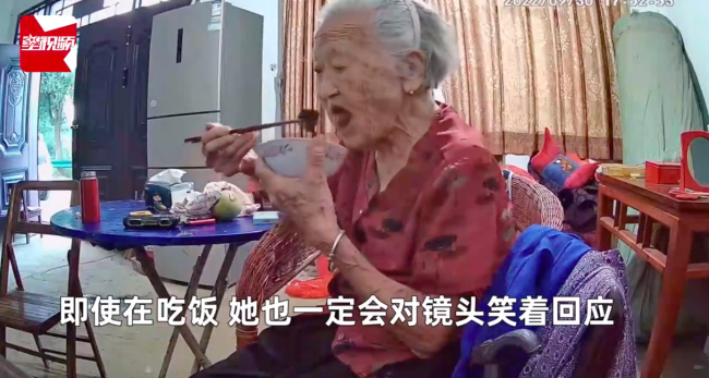 孙女每天用监控和93岁奶奶聊家常