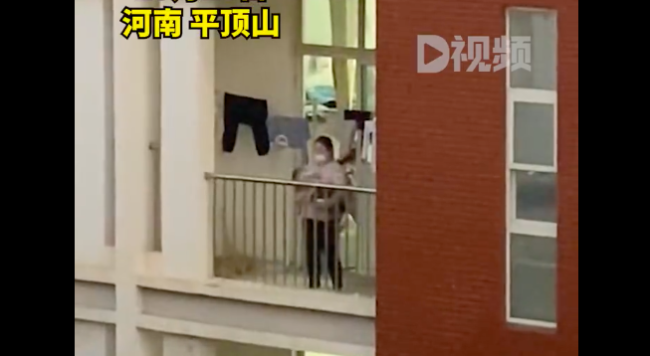 同单元楼上女孩跳舞楼下女子哄娃
