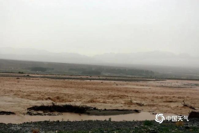 塔克拉玛干沙漠出现了众多湖泊 沙漠要变绿洲了?