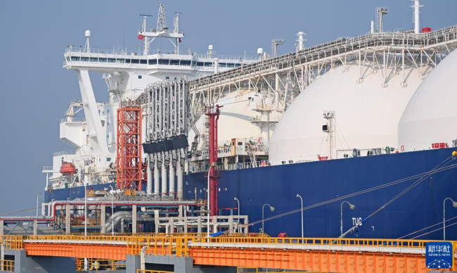 10月21日，一艘液化天然气运输船靠泊在中国石化天津LNG接收站“1号泊位”。
