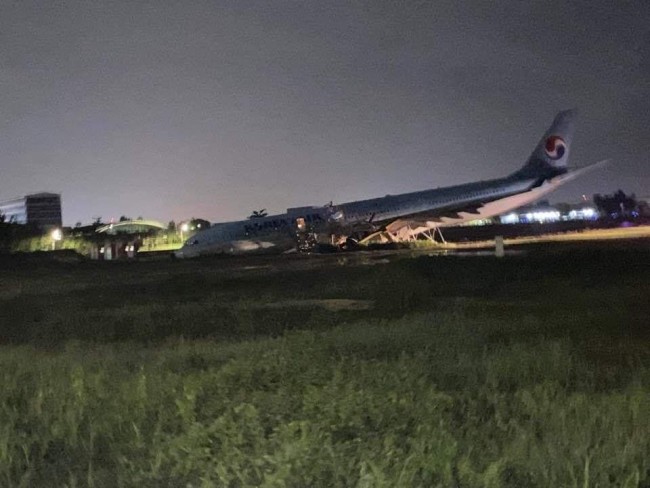 菲律宾宿务机场一大韩航空飞机冲出跑道