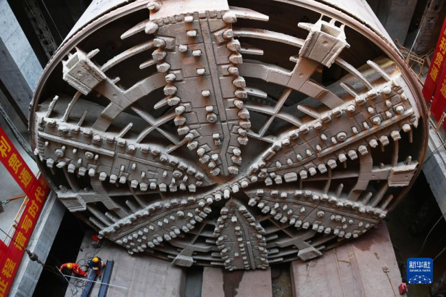 10月24日，直径15.76米的“富春号”盾构机抵达杭州市富阳区秦望通道工程过江隧道的接收工作井。