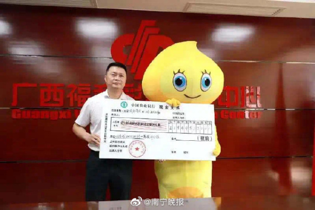 广西男子买彩票中2.19亿元，隐瞒妻子和孩子行吗？
