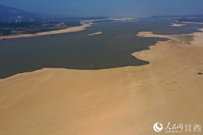 图为本网日前拍摄的鄱阳湖老爷庙附近水域实况。 人民网 时雨摄