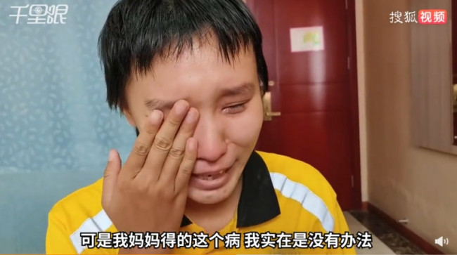 父母接连重病女外卖员当街崩溃：坐地痛哭！