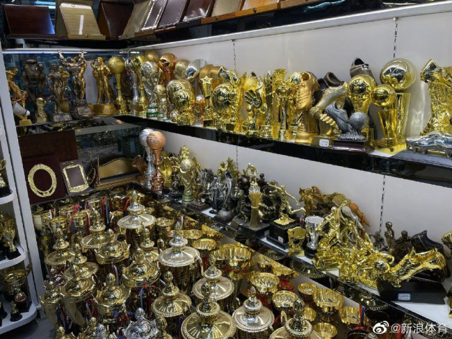 义乌厂家50天赶工10万个足球:喇叭、哨子、球衣、围巾…