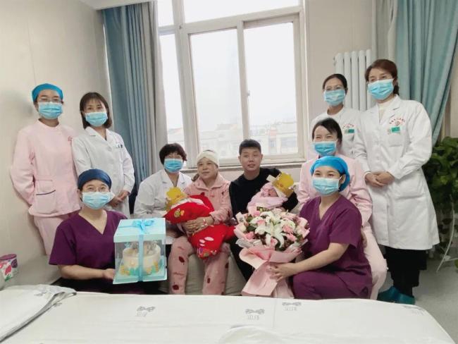 双胞胎姐妹同天同医院生娃：两名小宝宝有心灵感应
