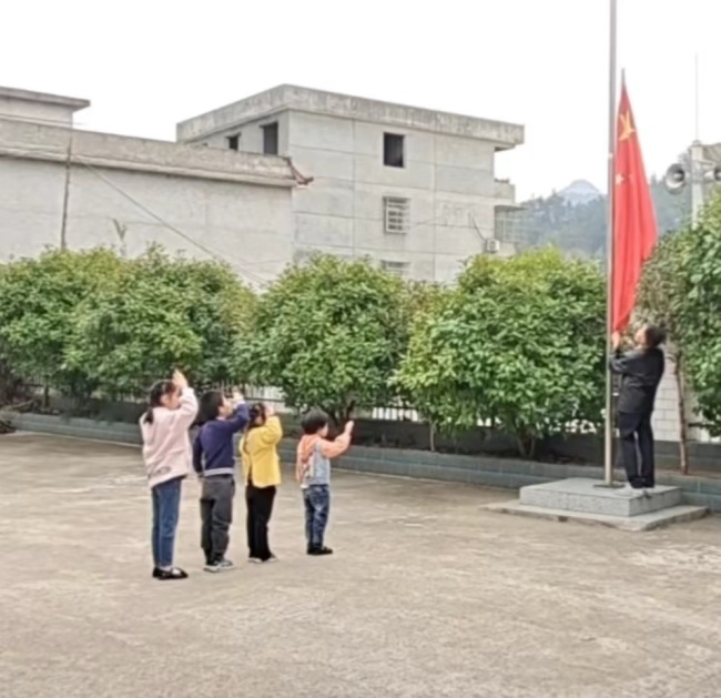 一位老师和四名学生的升旗仪式