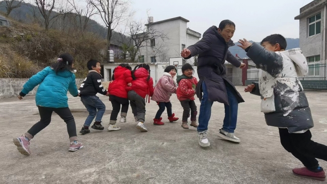 一位老师和四名学生的升旗仪式