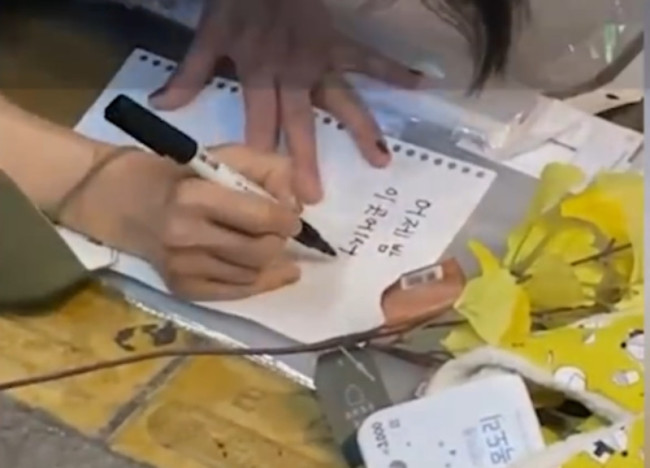 女孩跪地哭喊男朋友不在了！大批民众到梨泰院现场献花