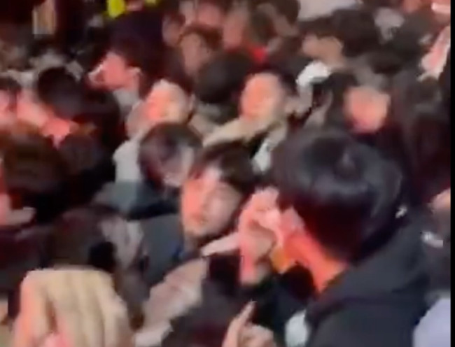 你是踩踏事故中夜店老板会开门吗？称不知外面情况
