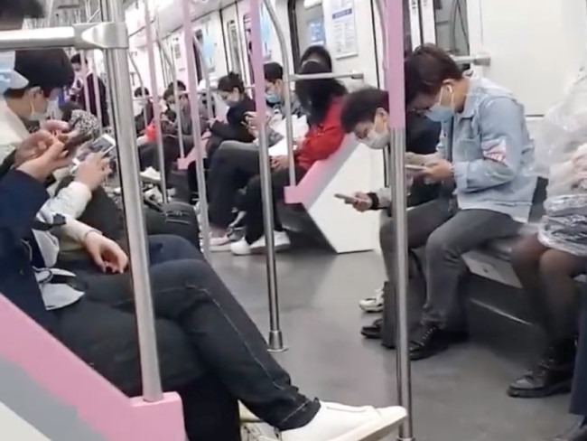 大妈地铁上身体套塑料袋吃香蕉，拍摄者：诧异