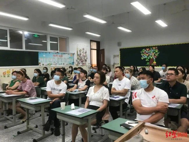 全班43人家长会只来了7位爸爸，推开教室门都惊呆了！