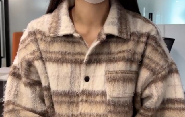 女子抽中万元奖品开心到当街跳舞