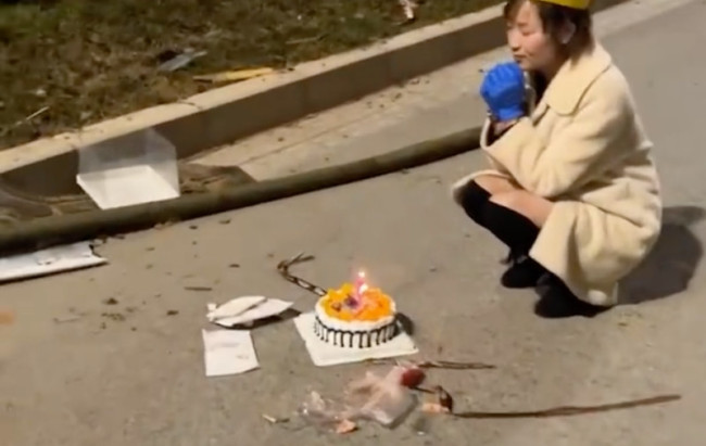 路上遇车祸就地吹蜡烛庆生：准备过生日 结果出车祸