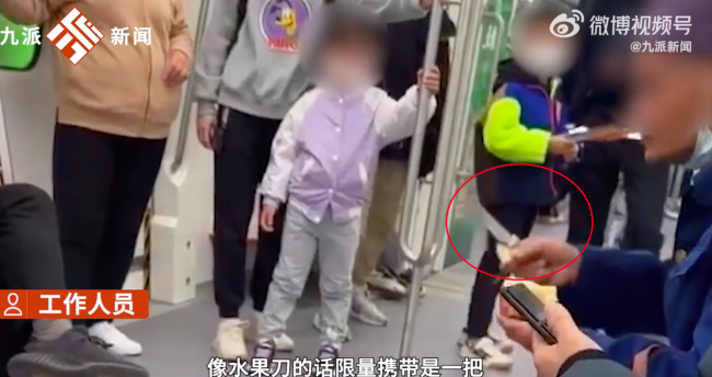 老人地铁上不顾劝阻用刀削苹果