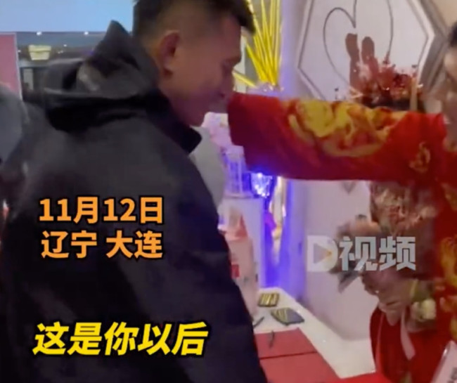男子结婚表弟随礼千枚硬币：给娃坐摇摇车