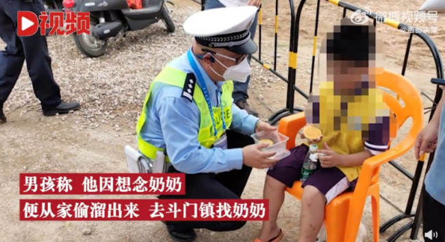 男童受气后牵狗徒步17公里找奶奶