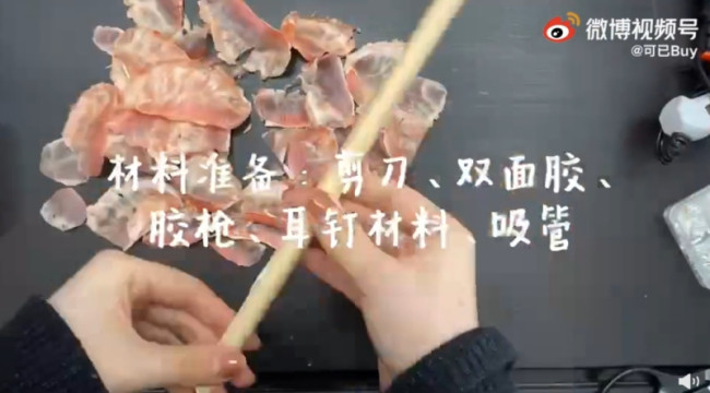 室友送柚子女生用皮做玫瑰花回赠 网友:我扒柚子皮稀碎