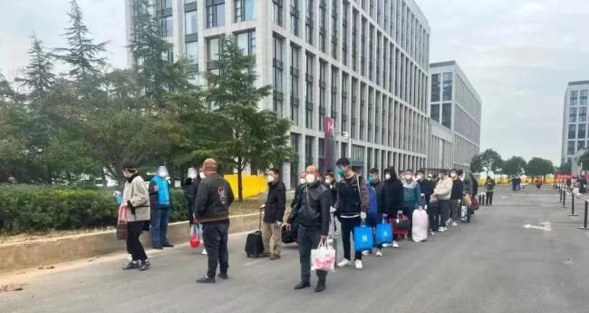 11月13日，郑州富士康迎来全省“点对点”招工送工第一天。图片来源:富士康郑州科技园官方微信公众号