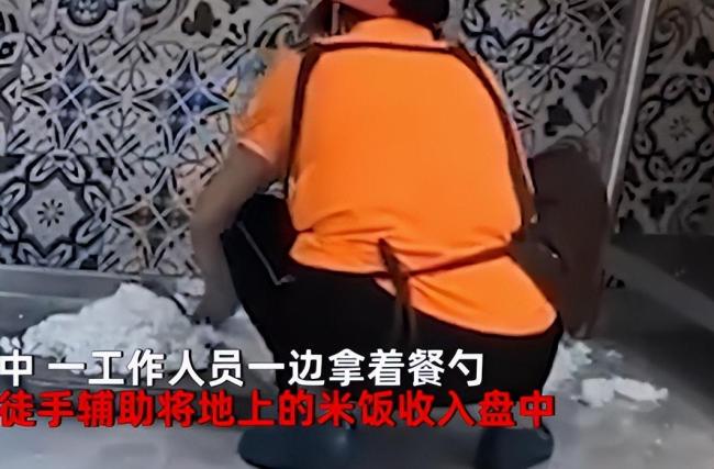 校方回应阿姨徒手装回散落米饭 网友：不然呢？