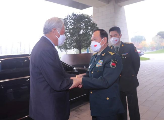 魏凤和会见新加坡国防部长