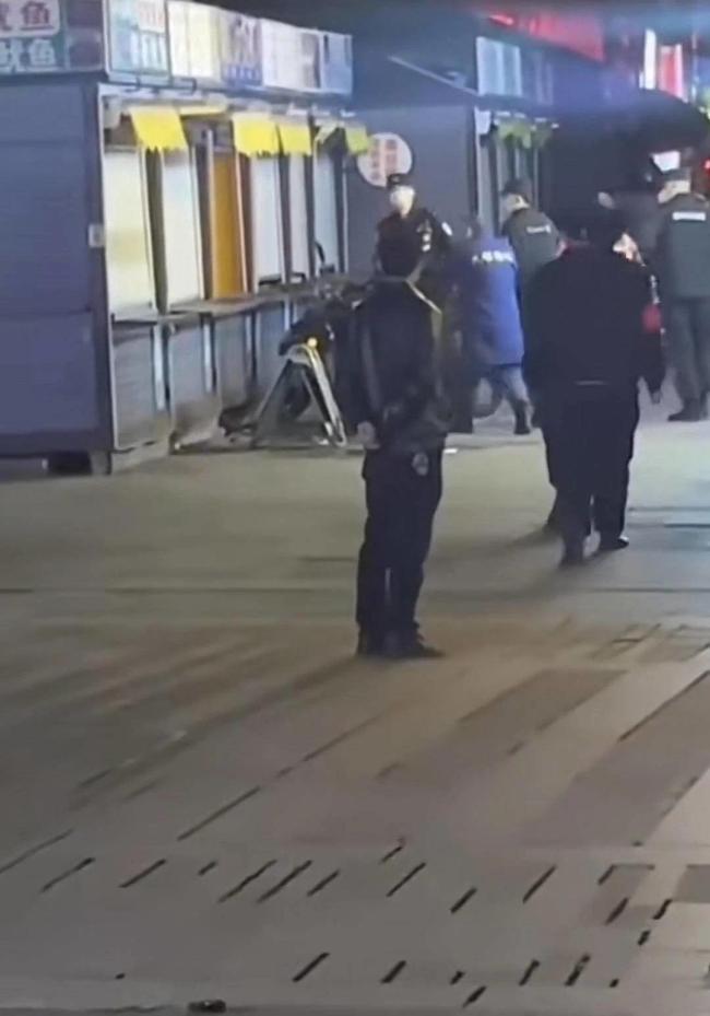 合肥一步行街疑似发现腐尸 官方回应：正在调查