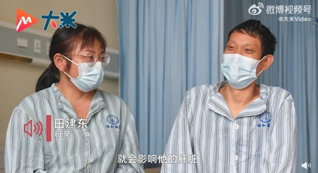 妈妈为给儿子捐肝1个月瘦9斤：在医院“暴走”减肥