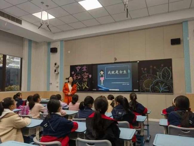 小学女生卫生间多了月经暖心盒 打消青春期神秘感