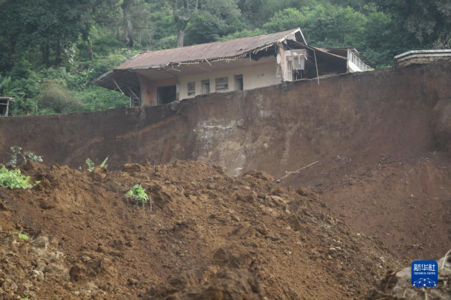 这是11月22日在印度尼西亚西爪哇省展玉地区地震震中附近拍摄的山体滑坡现场。