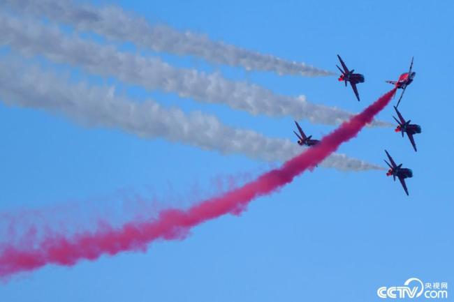 英国皇家空军“红箭”表演队亮相科威特航展