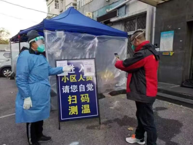北京市东城区安定门街道交北头条社区居民参与疫情防控志愿服务。北京日报图