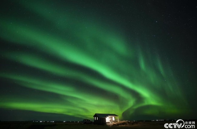 北極光照亮冰島夜空
