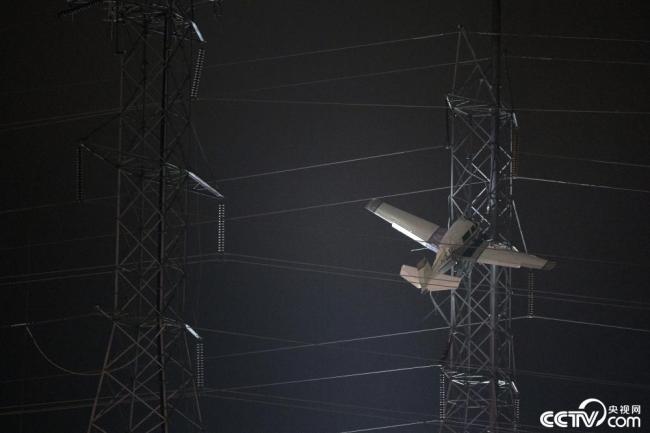 美國一飛機撞上輸電塔 導致附近城鎮斷電