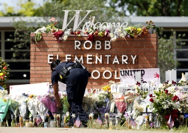 民众在发生枪击事件的小学外摆放花束